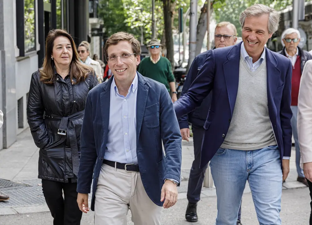 El alcalde de Madrid, Jos&eacute; Luis Mart&iacute;nez-Almeida (2i), a su llegada a la Junta Directiva del PP, en la sede de G&eacute;nova. EP / Carlos Luj&aacute;n
