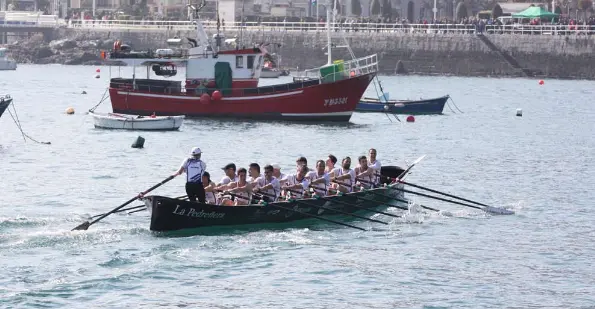 La trainera c&aacute;ntabra &lsquo;La pedre&ntilde;era&rsquo; durante un entrenamiento.