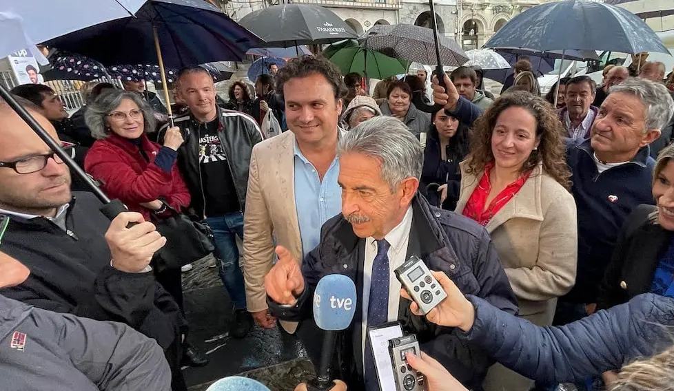 El presidente de Cantabria en funciones, Miguel &Aacute;ngel Revilla y el candidato del PRC de Castro Urdiales, Jesus Gutierrez. / ALERTA