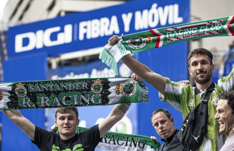 Varios aficionados del Racing de Santander durante el partido ante el Oviedo en la Jornada 41 de la Liga Smartbank. / Ll
