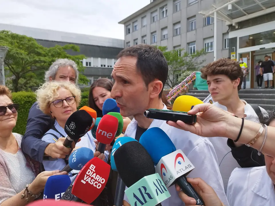 Osakidetza ve "muy improbable" que la persona ingresada en el Hospital Donostia est&eacute; contagiada de &eacute;bola
