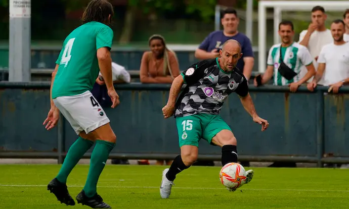 Racing, Real Madrid y F&uacute;tbol Club Barcelona preparan sus equipos de exjugadores para el triangular solidario, organizado por la Fundaci&oacute;n Lovaas que trabaja con menores con autismo, que disputar&aacute;n en Los Campos de Sport este viernes, 2 de junio, a partir de las 19:00 horas. La cita, que dar&aacute; la posibilidad a los aficionados que acudan al estadio de volver a ver vestidos de corto a deportistas que marcaron &eacute;poca. / rrc