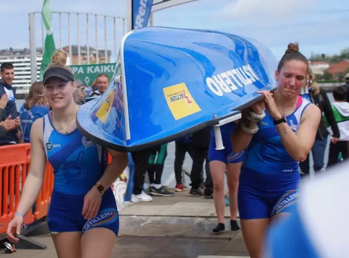 Edurne Portilla, a la derecha, carga con la embarcaci&oacute;n de Astillero junto a una de las hermanas Redondo.