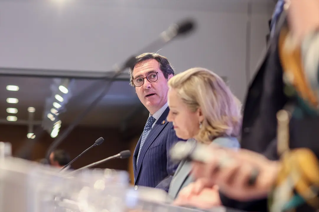 El presidente de la CEOE, Antonio Garamendi, y la vicepresidenta primera y ministra de Econom&iacute;a, Nadia Calvi&ntilde;o. EP / Ricardo Rubio
