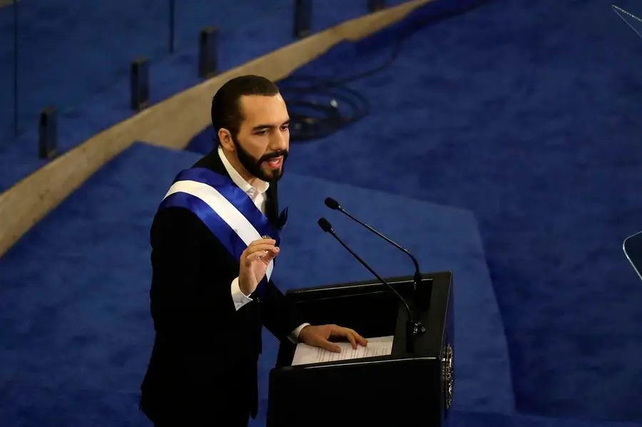 El presidente de El Salvador, Nayib Bukele, habla ante el Congreso. EFE / Rodrigo Sura