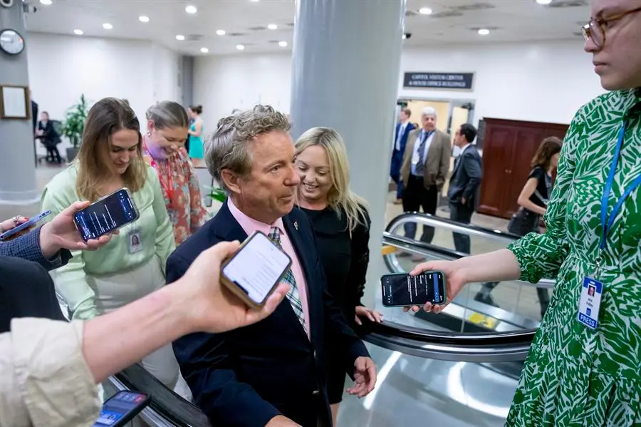 El senador republicano estadounidense de Kentucky, Rand Paul (C) habla con los medios de comunicaci&oacute;n. EFE / MICHAEL REYNOLDS