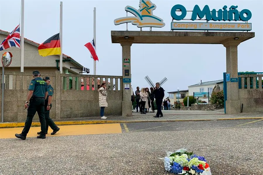 Camping de O Mui&ntilde;o, en la localidad pontevedresa de Oia, donde centenares han mostrado su repulsa ante el crimen machista de Ana Vanesa S. P., que fue asesinada este s&aacute;bado a tiros por su expareja, un guardia civil que tras huir se quit&oacute; la vida. Josechu Ortiz
