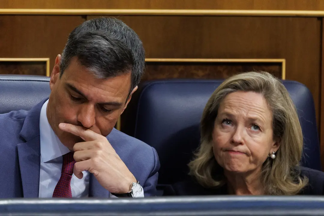 El presidente del Gobierno, Pedro S&aacute;nchez y la vicepresidenta primera y ministra de Asuntos Econ&oacute;micos y Transformaci&oacute;n Digital, Nadia Calvi&ntilde;o. EP / Eduardo Parra