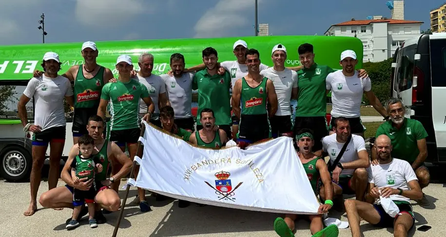 La tripulaci&oacute;n de Camargo posa con su primera bandera Sotileza en 31 a&ntilde;os.