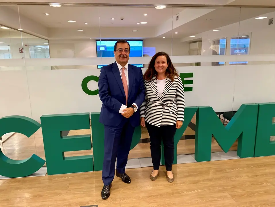 El presidente del Observatorio de la Morosidad, Luis Collado, con la directora de Pol&iacute;tica Econ&oacute;mica del Ministerio de Asuntos Econ&oacute;micos, Elena Aparici. / EP