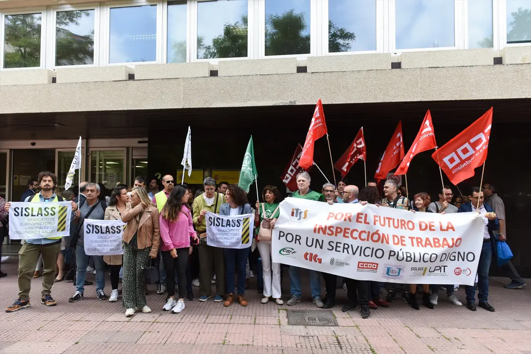 Varias personas se manifiestan durante una concentraci&oacute;n de los sindicatos con representaci&oacute;n en la Inspecci&oacute;n de Trabajo y Seguridad Social ante la Direcci&oacute;n General de Funci&oacute;n P&uacute;blico, en mayo. EP / Gustavo Valiente