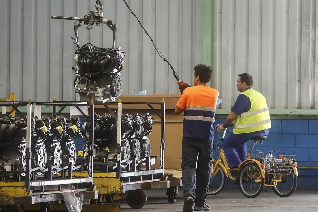 Dos trabajadores en una f&aacute;brica de coches. EP / Rober Solsona