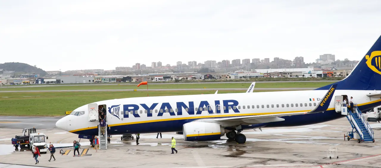 Un avi&oacute;n de Ryanair en el Seve Ballesteros. / EP / Archivo