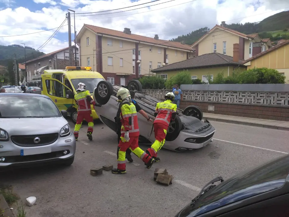 Herida una conductora tras volcar su veh&iacute;culo en Los Corrales de Buelna. / 112