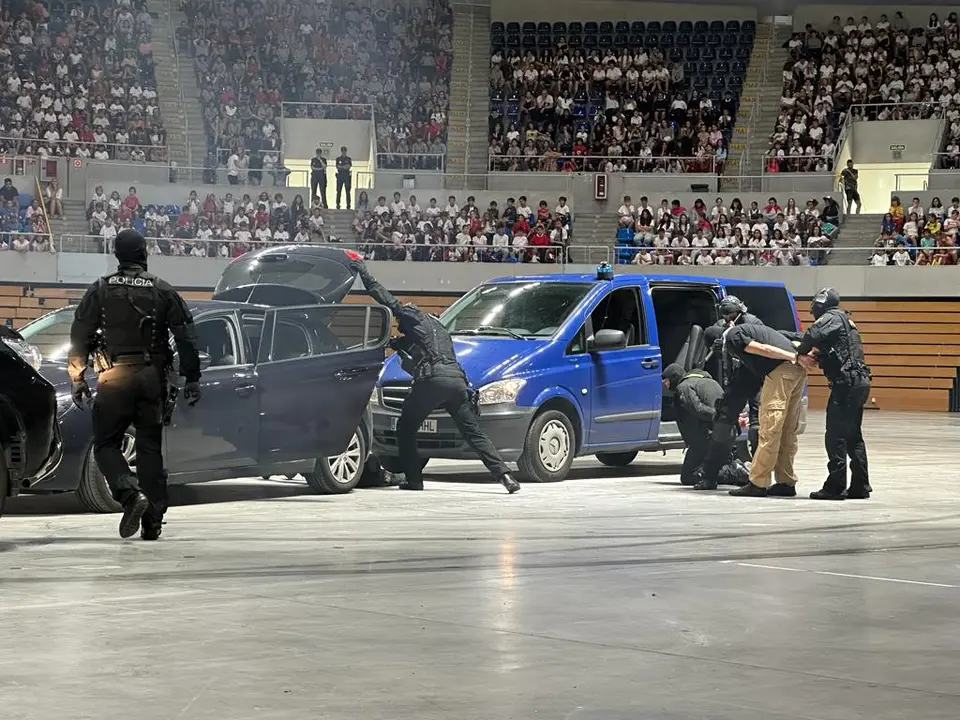 Exhibici&oacute;n de la Polic&iacute;a Nacional en el Palacio de Deportes de Santander. / CNP
