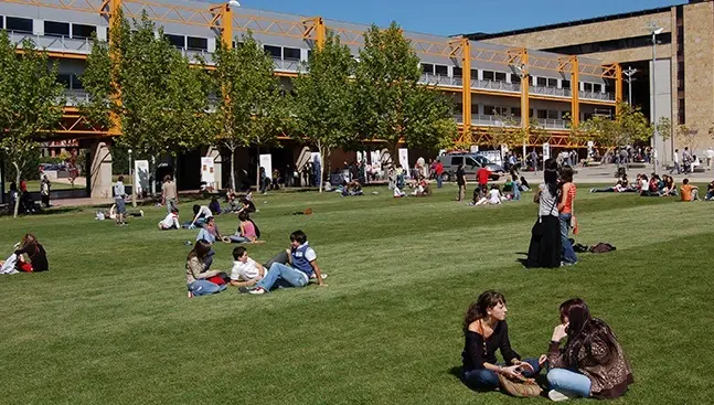 Estudiantes en el Campus Unamuno . / USAL