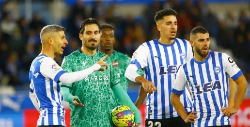 Jugadores del Levante y Alav&eacute;s durante un partido de esta temporada. / LL