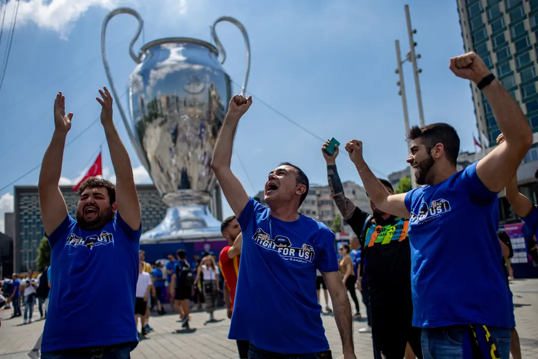 Aficionados del Inter de Mil&aacute;n animan al equipo en la plaza Taksim in Estambul, Turqu&iacute;a este s&aacute;bado donde el equipo italiano se enfrenta al Manchester City en la final de la Champions League. / Martin Divisek