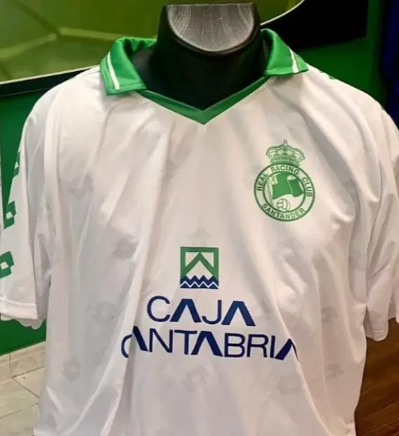 R&eacute;plica de la camiseta del ascenso de 1993, que est&aacute; vendiendo la APR en su sede. / APR