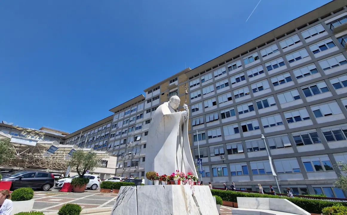Fachada del hospital romano Gemelli, donde se encuentra el papa. / GIUSEPPE LAMI