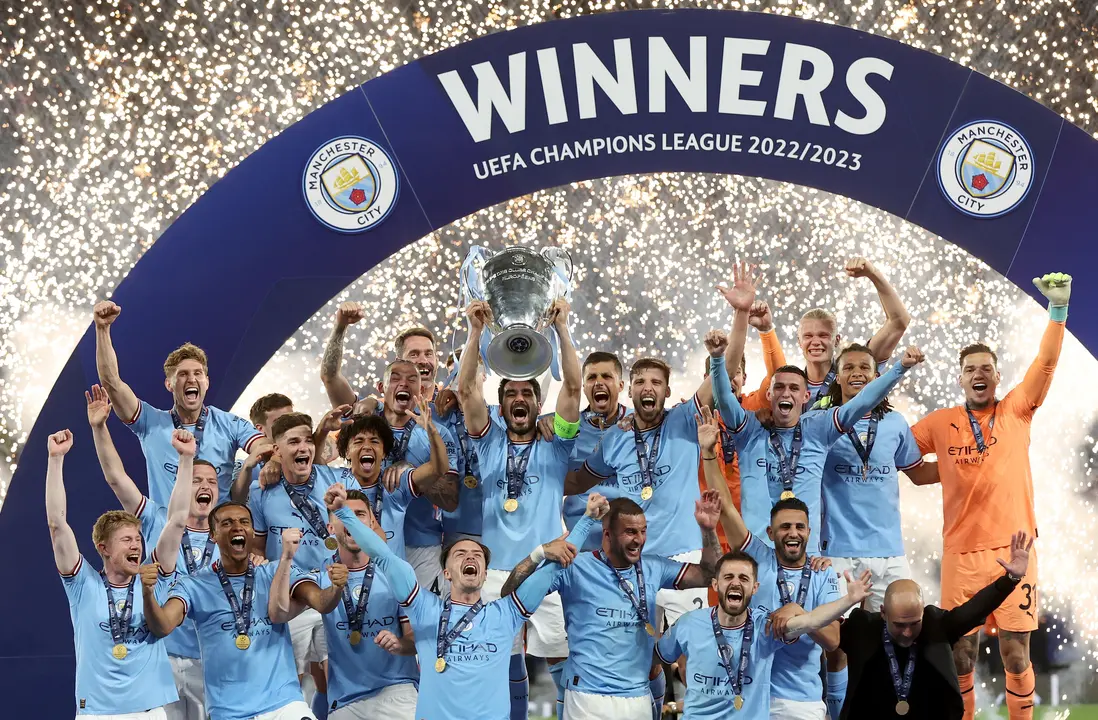 El capit&aacute;n del Manchester City, Ilkay Guendogan, levanta el trofeo mientras el equipo celebra la victoria en la final de la Liga de Campeones de la UEFA entre el Manchester City y el Inter de Mil&aacute;n, en Estambul, Turqu&iacute;a, el 10 de junio de 2023. (Liga de Campeones, Turqu&iacute;a, Estanbul) EFE/EPA/TOLGA BOZOGLU