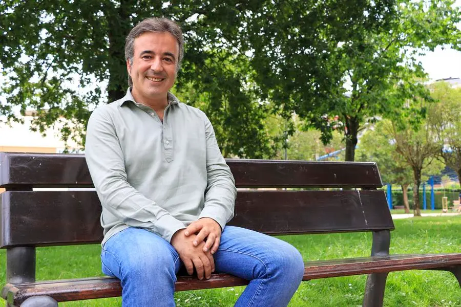 Con el compromiso de ser un alcalde mejor de lo que fue entre 2011 y 2015, la confianza que le ha dado la mayor&iacute;a absoluta y una experiencia de ocho a&ntilde;os como diputado en el Congreso, Diego Movell&aacute;n (PP) regresa a la Alcald&iacute;a de Camargo con la "ilusi&oacute;n" y la "responsabilidad" de "dejarse la piel por el municipio", asegura en una entrevista con EFE. EFE/ Celia Ag&uuml;ero
