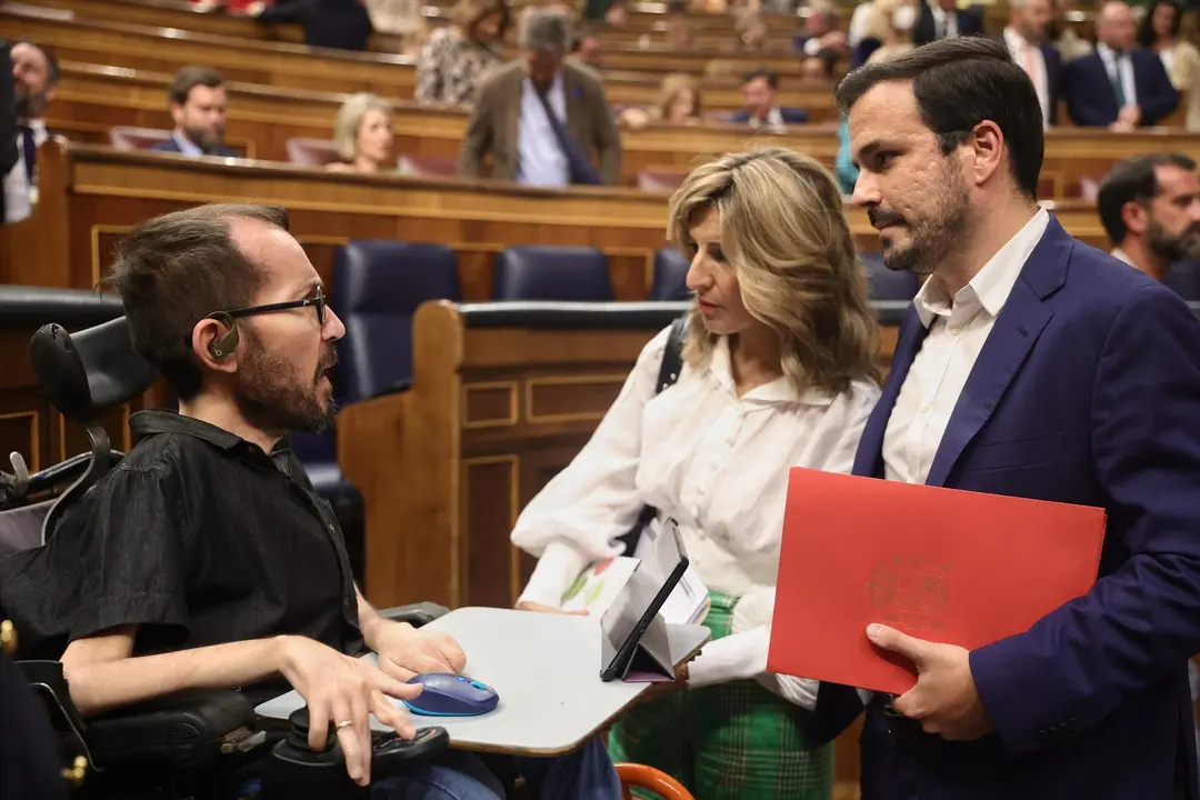 (I-D) El portavoz de Unidas Podemos en el Congreso, Pablo Echenique, conversa con la vicepresidenta segunda y ministra de Trabajo y Econom&iacute;a Social, Yolanda D&iacute;az, y el ministro de Consumo, Alberto Garz&oacute;n. EP / Eduardo Parra