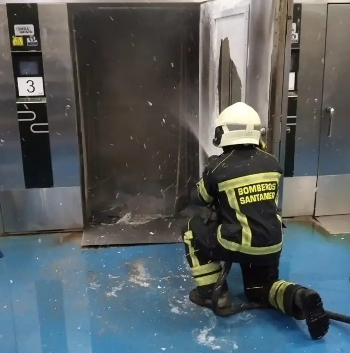 Los bomberos controlando el incendio con un extintor. / BS