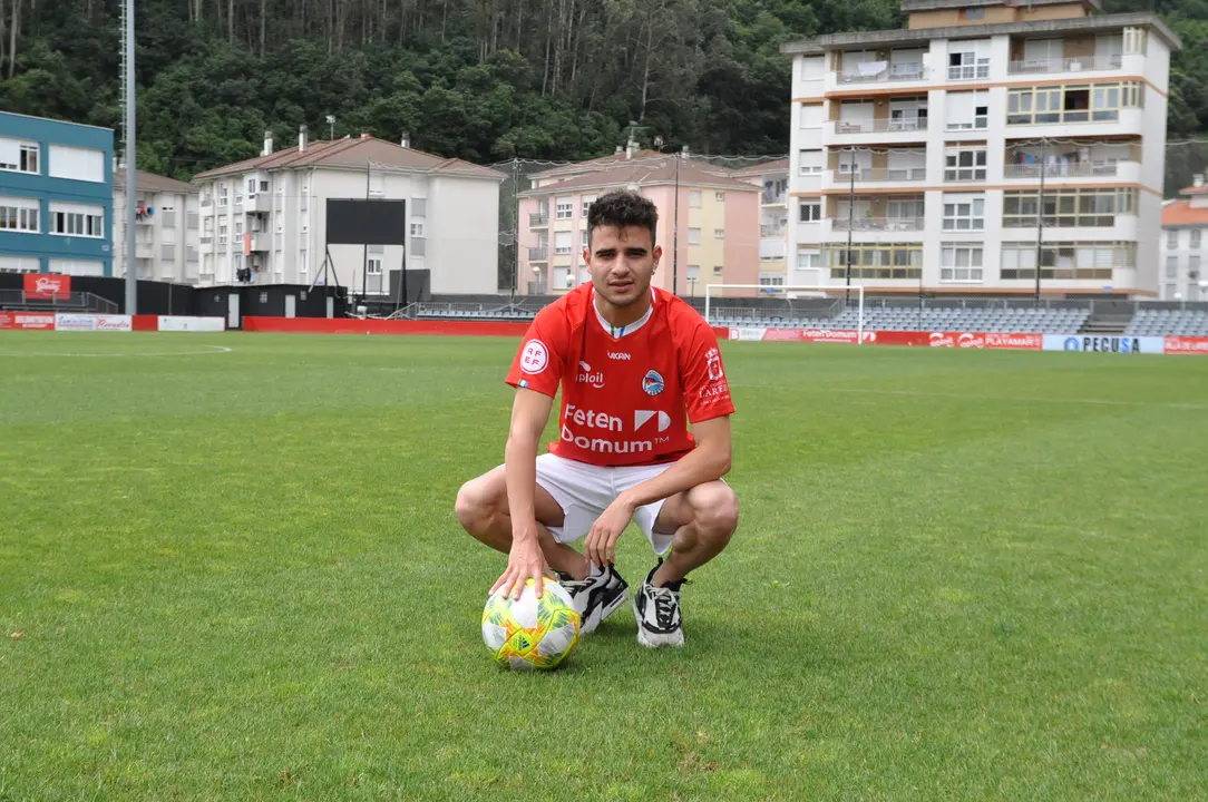 H&eacute;ctor Tirado posa con la camiseta del Laredo. / CDL