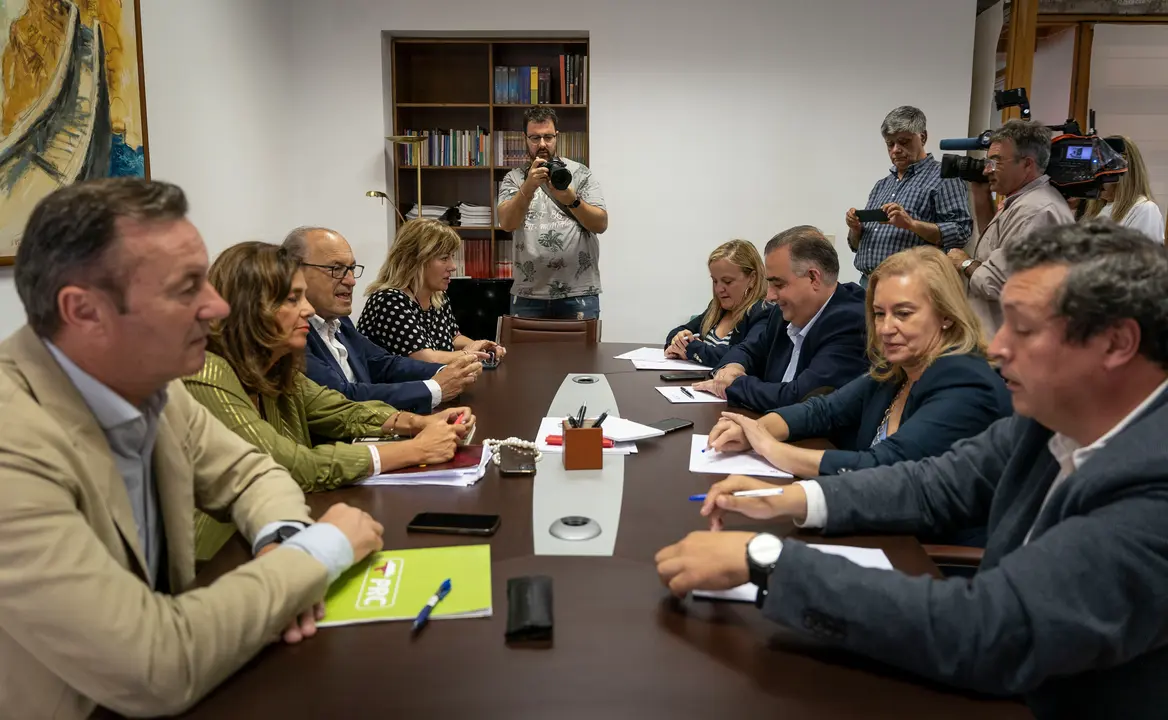 Miembros del PP y el PRC durante su encuentro este martes en el que han llegado a un principio de acuerdo para investir presidenta de Cantabria a la candidata popular Mar&iacute;a Jos&eacute; Sa&eacute;nz de Buruaga al frente de un gobierno en solitario, sin Vox en el Ejecutivo. EFE/ Rom&aacute;n G. Aguilera