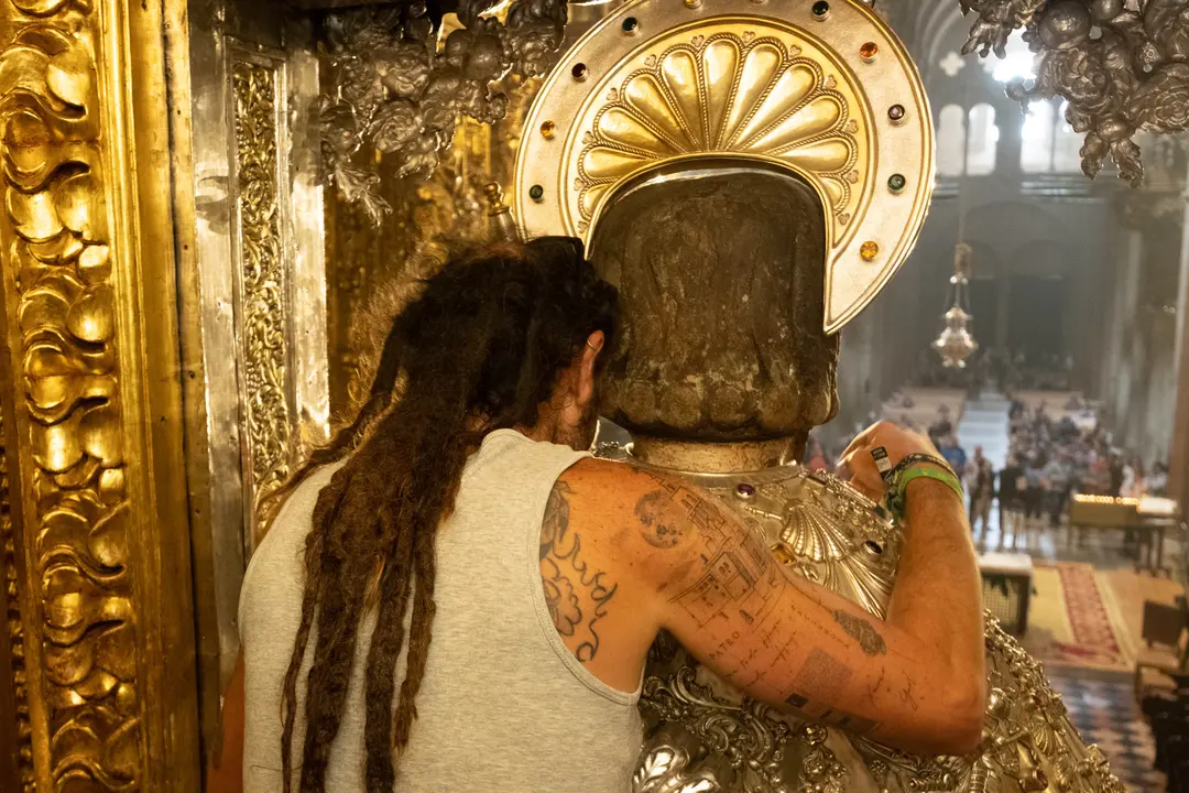 Una persona visita el camar&iacute;n del Ap&oacute;stol Santiago el d&iacute;a que ha sido abierto, en la Catedral de Santiago de Compostela. / C&eacute;sar Arxina