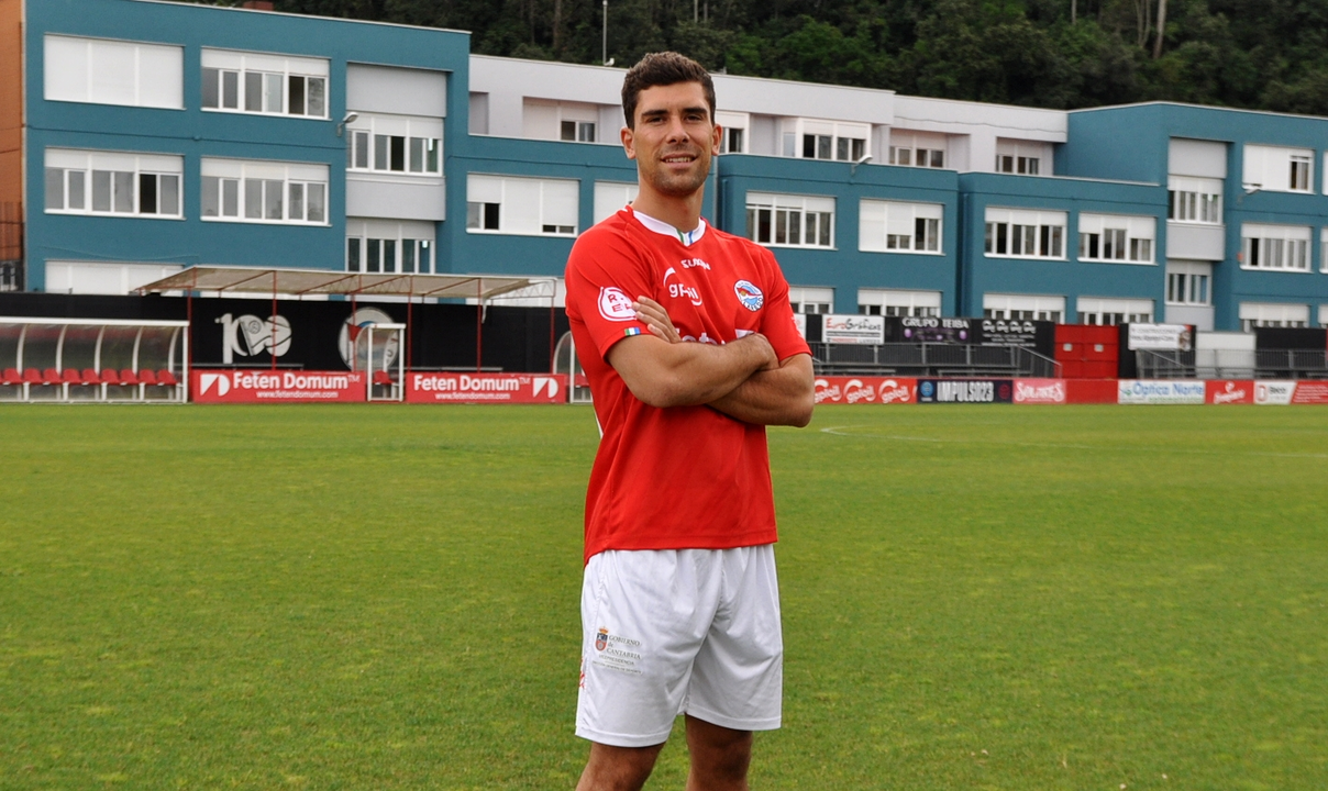 Jorge Call&oacute;n posa con la camiseta de su nuevo equipo. / CDL