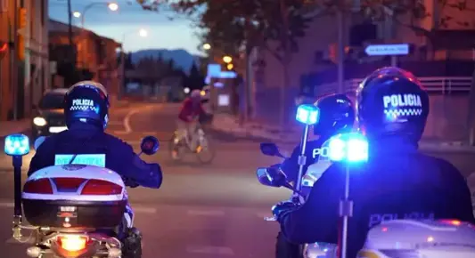 Dos agentes de la Polic&iacute;a Local. / CORT