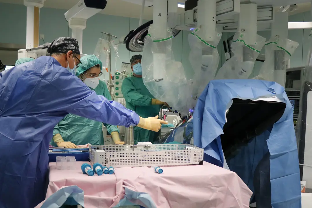 Personal sanitario durante una operaci&oacute;n quir&uacute;rgica. /  GVA