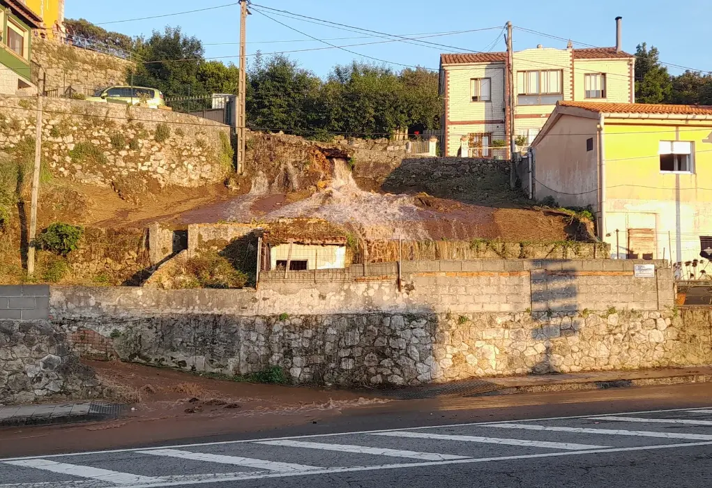 Ocho casas de Pe&ntilde;acastillo no tienen agua desde anoche por la rotura de una tuber&iacute;a. / BMS