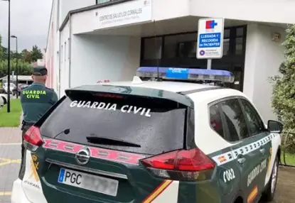 Un agente de la Guardia Civil frente al centro de salud de Los Corrales de Buelna. / GC