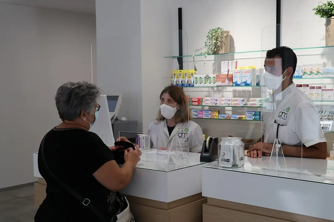Atenci&oacute;n en una farmacia. / CF