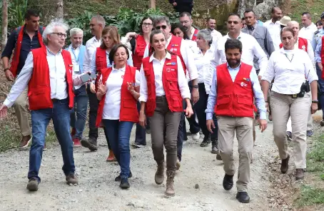 La reina Letizia, en el centro de la imagen, durante su visita a Colombia. / EP