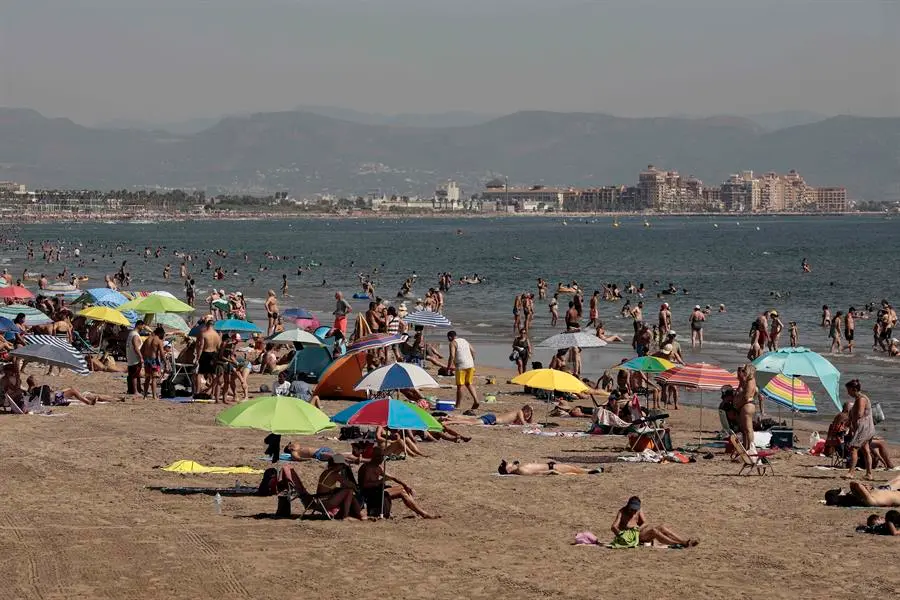 Vista general de la playa de las Arenas de Valencia. EFE / Ana Escobar