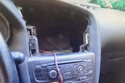 Oculta m&aacute;s de cinco kilos de coca&iacute;na en un doble fondo de su veh&iacute;culo. / GC