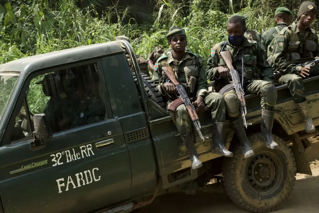 Soldados en un veh&iacute;culo militar en Uganda. EP / Alain Uaykani