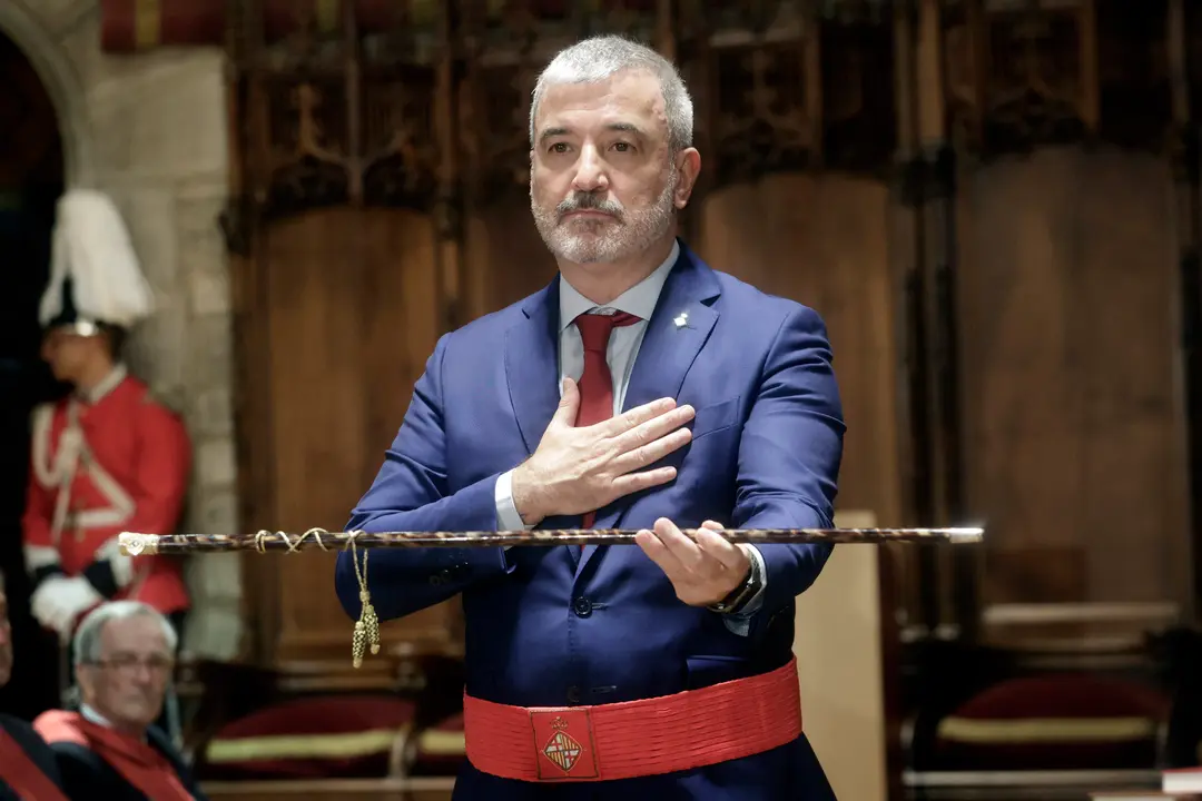 El socialista Jaume Collboni con el bast&oacute;n de mando tras ser elegido nuevo alcalde de Barcelona. / Quique Garc&iacute;a