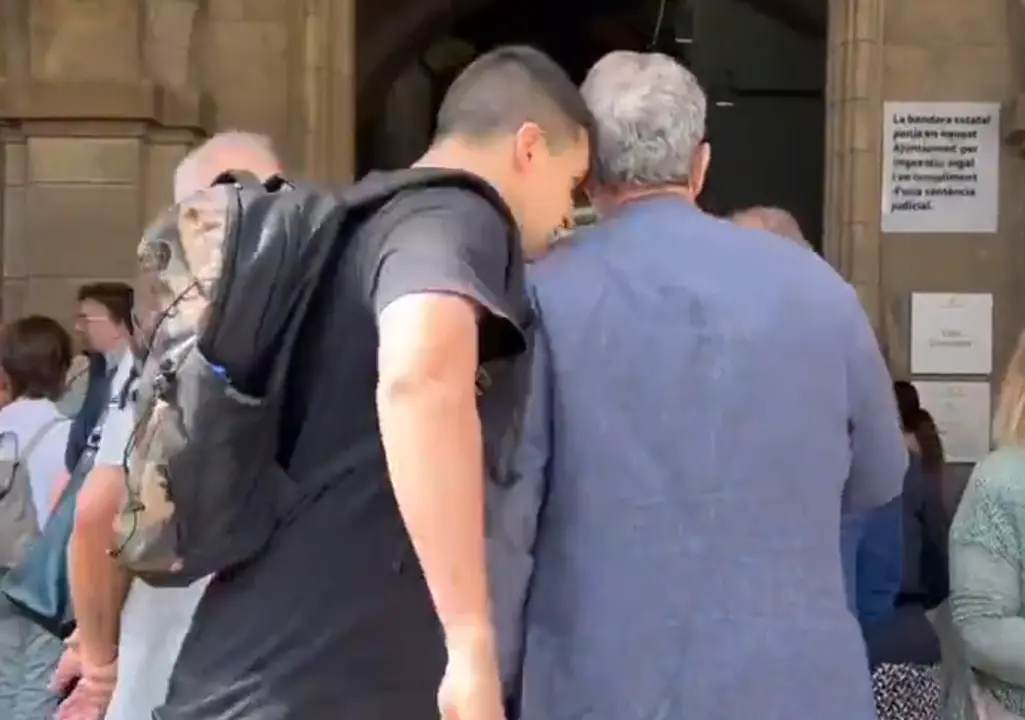 Momento en el que el hombre propina un cabezazo al miembro de Vox. / TW