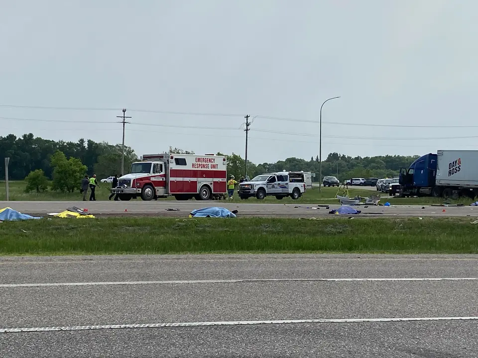 Accidente entre un cami&oacute;n y un microb&uacute;s en el oeste de Canad&aacute;. / Steve Lambert