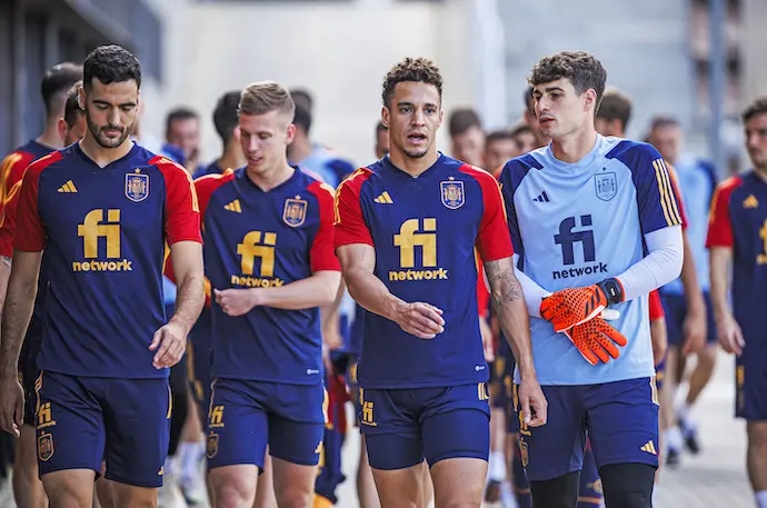 Los jugadores de la selecci&oacute;n espa&ntilde;ola de f&uacute;tbol, (i-d) Mikel Merino, Dani Olmo, Rodrigo y Kepa, antes de un entrenamiento. EFE / Pablo Garc&iacute;a / RFEF.
