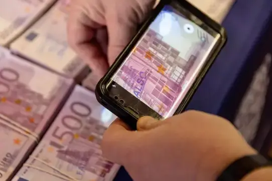 Billetes falsos de 500 euros. / 
- Carlos Luj&aacute;n