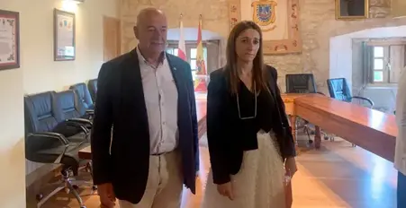 La nueva alcaldesa de San Vicente de la Barquera, la socialista Charo Urquiza, junto al popular Juli&aacute;n Velez. / Pablo G. Hermida.