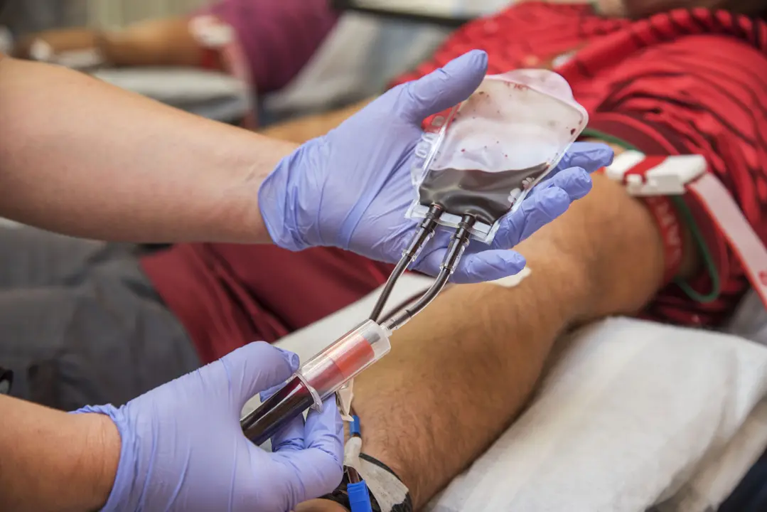 Una persona donando sangre. / EP