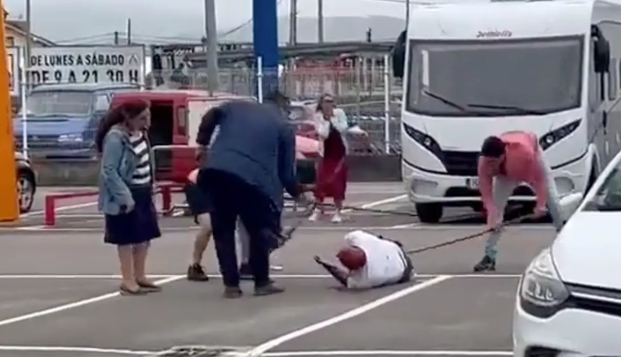 Varias personas agrediendo a otro en el suelo. / TWITTER