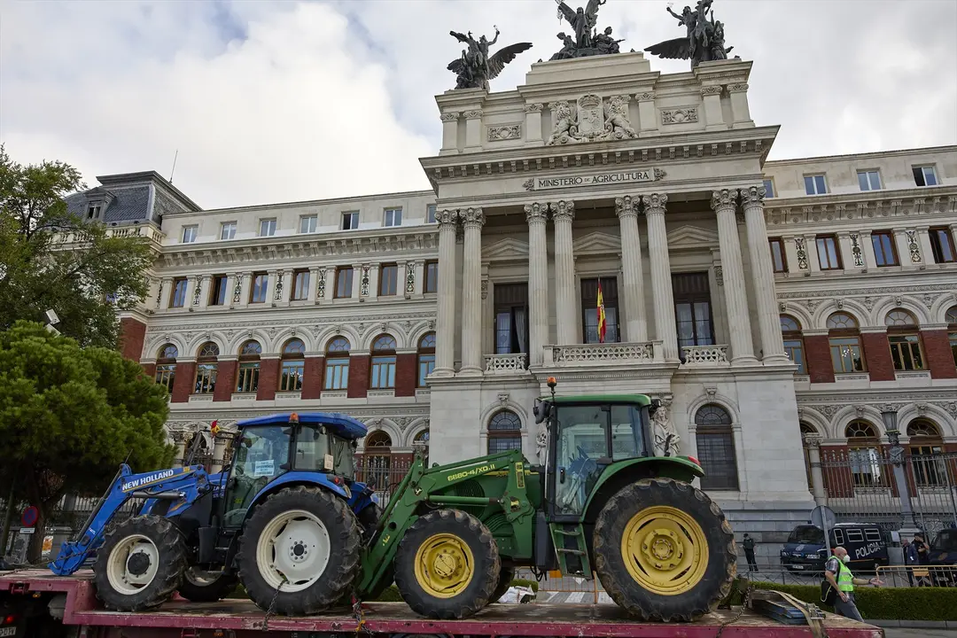 Dos tractores sobre el remolque de un cami&oacute;n, durante una concentraci&oacute;n para que las ayudas a la Pol&iacute;tica Agr&iacute;cola Com&uacute;n (PAC). EP / Jes&uacute;s Hell&iacute;n / Archivo